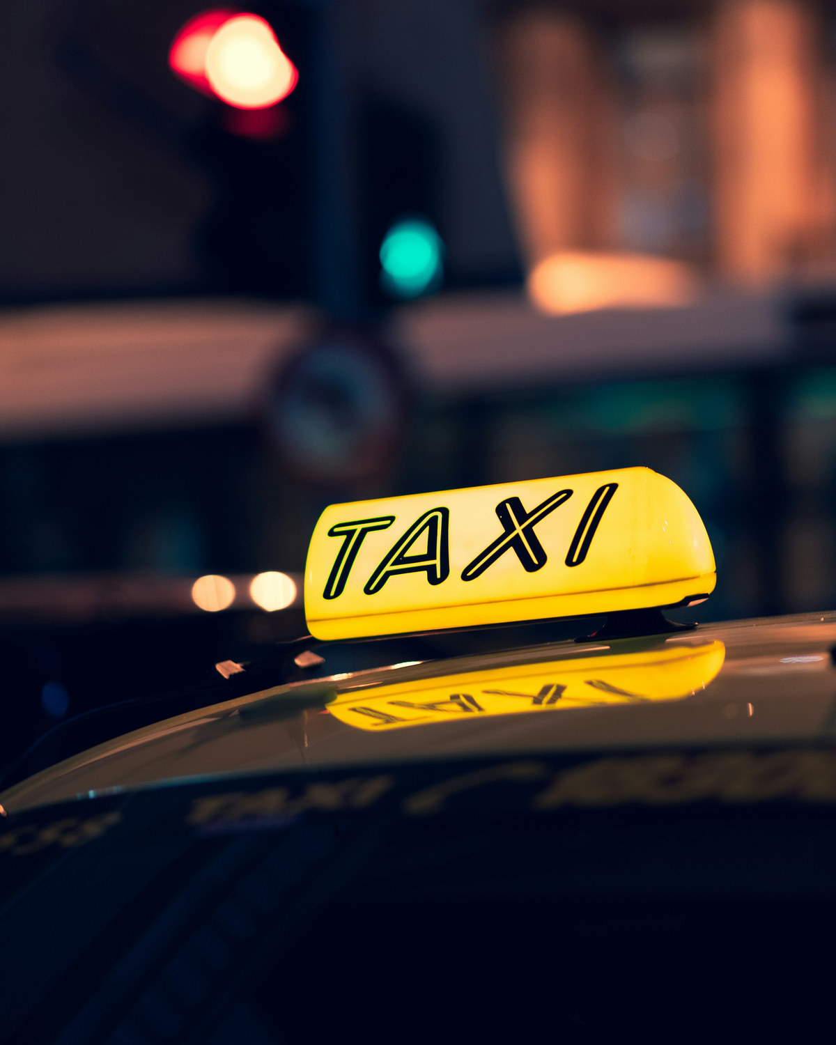 Caseta de taxis iluminada por la noche con un letrero luminoso que dice taxi.